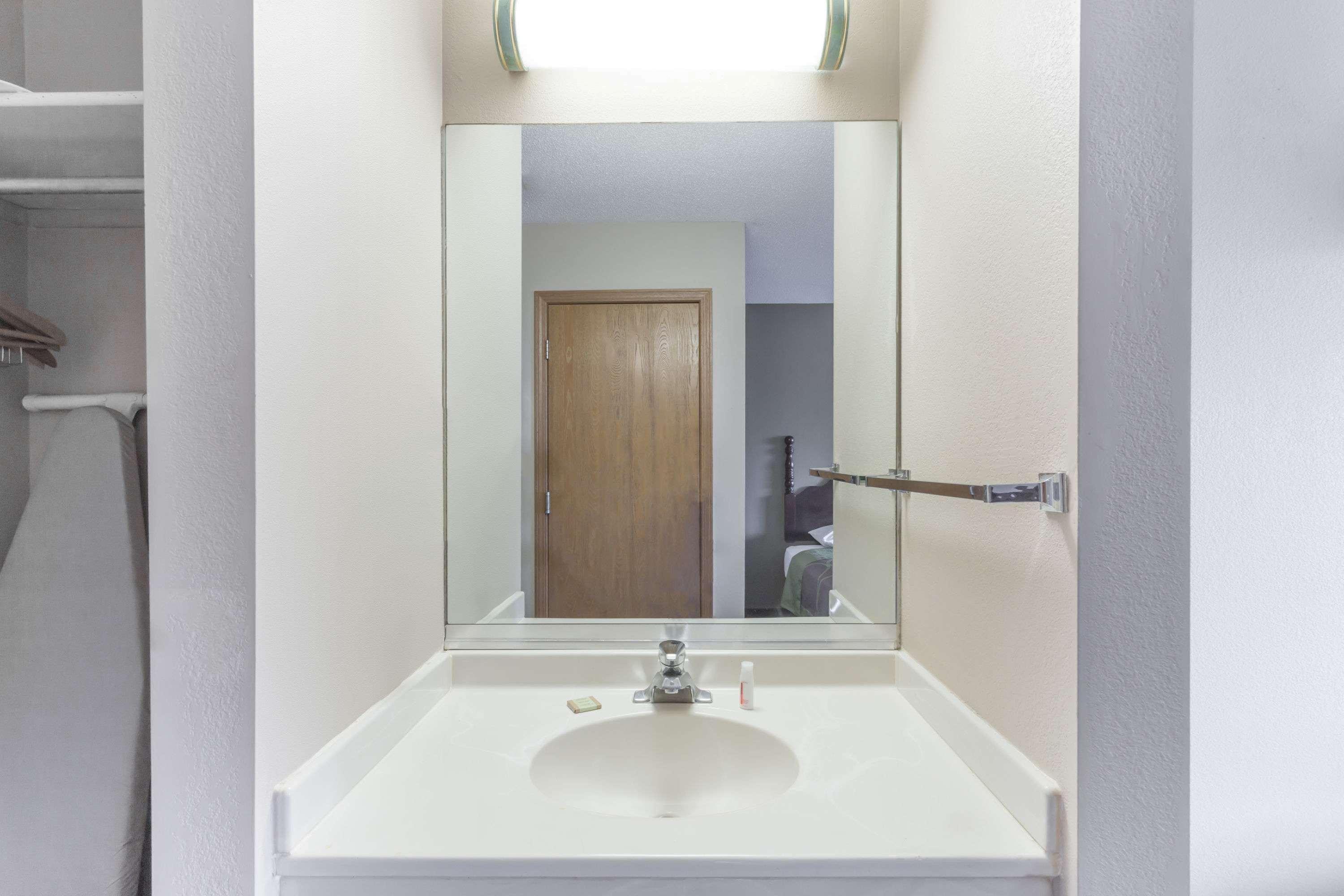 Super 8 By Wyndham Yorkville Ngoại thất bức ảnh