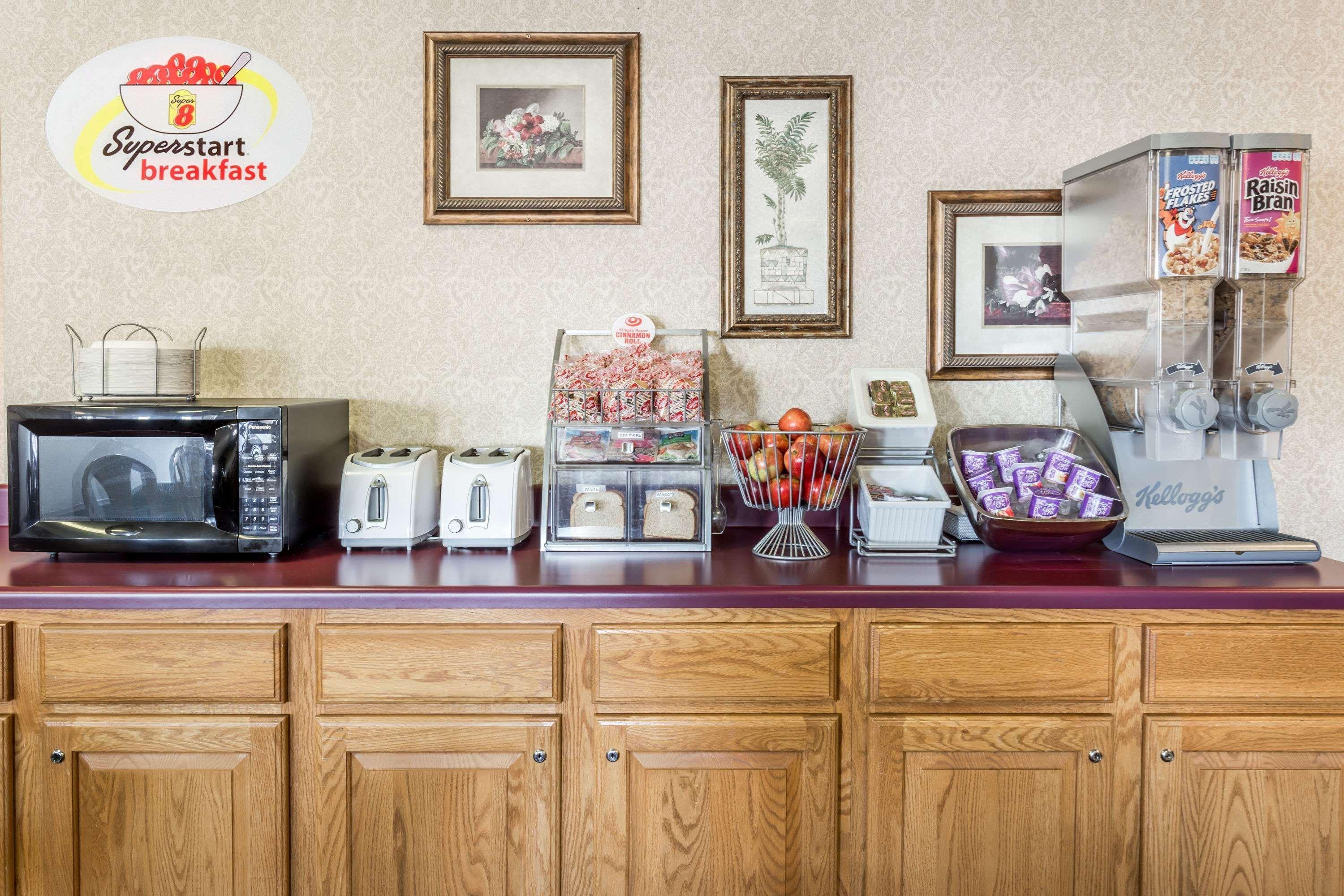 Super 8 By Wyndham Yorkville Ngoại thất bức ảnh