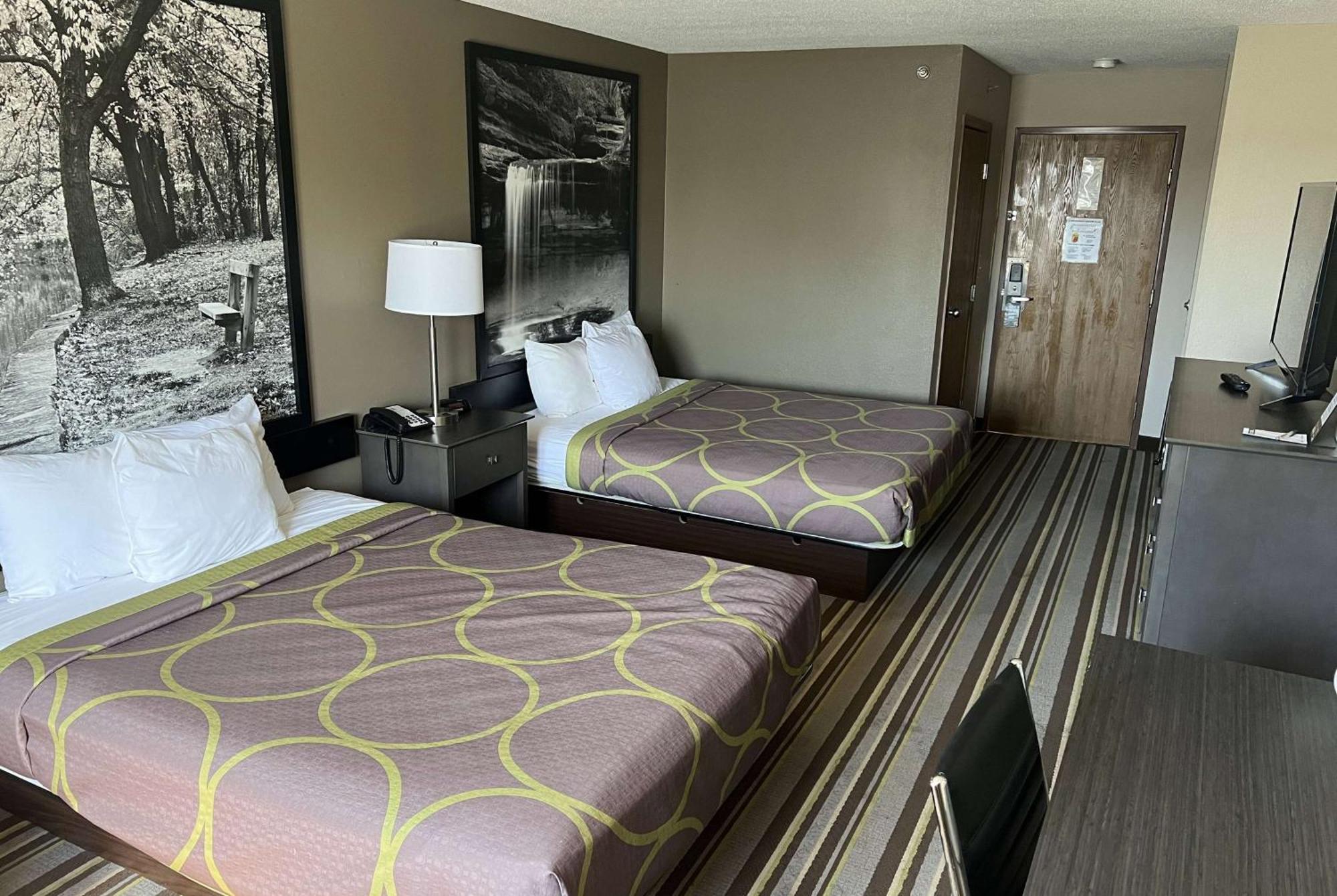 Super 8 By Wyndham Yorkville Ngoại thất bức ảnh