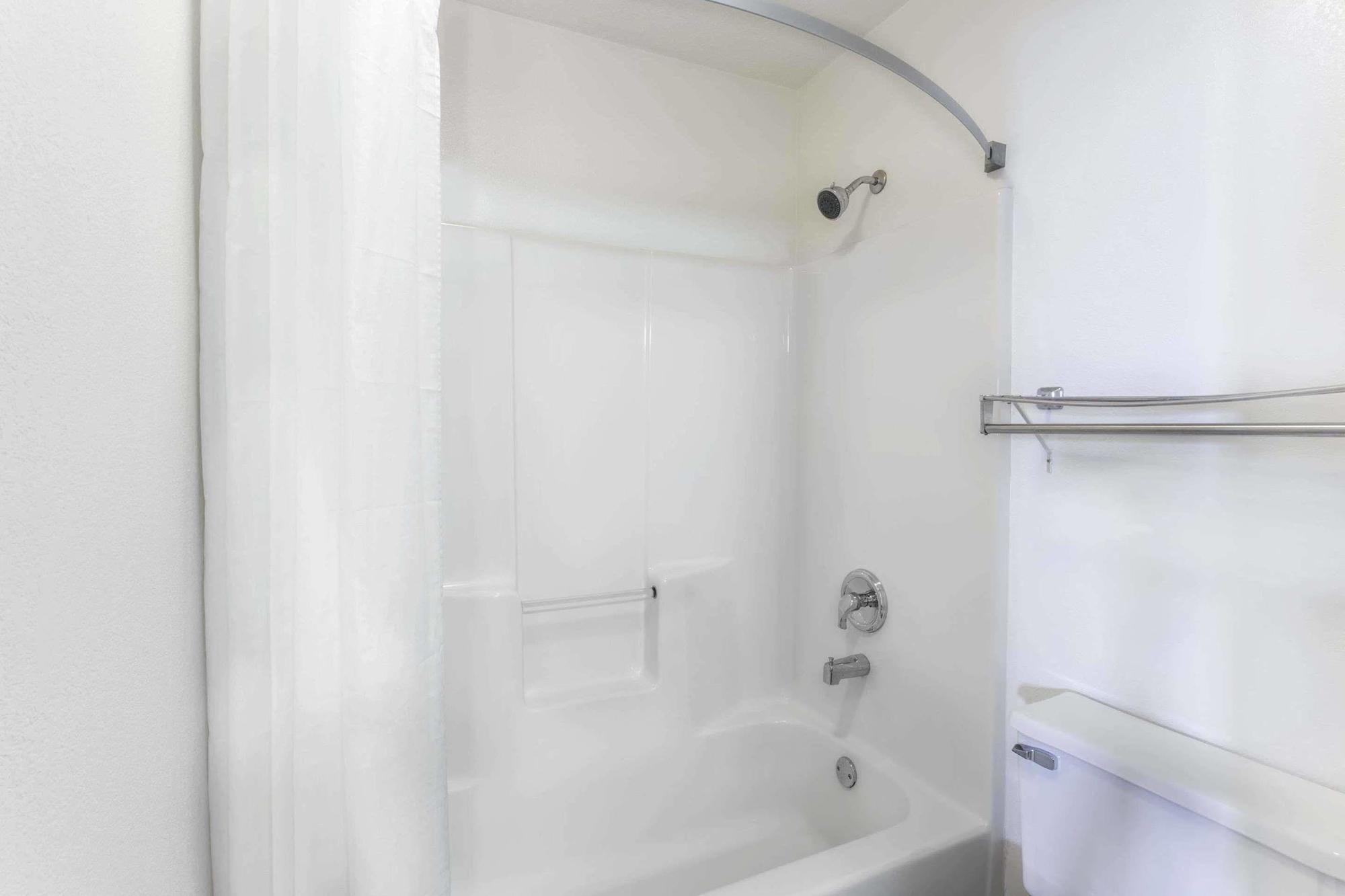 Super 8 By Wyndham Yorkville Ngoại thất bức ảnh